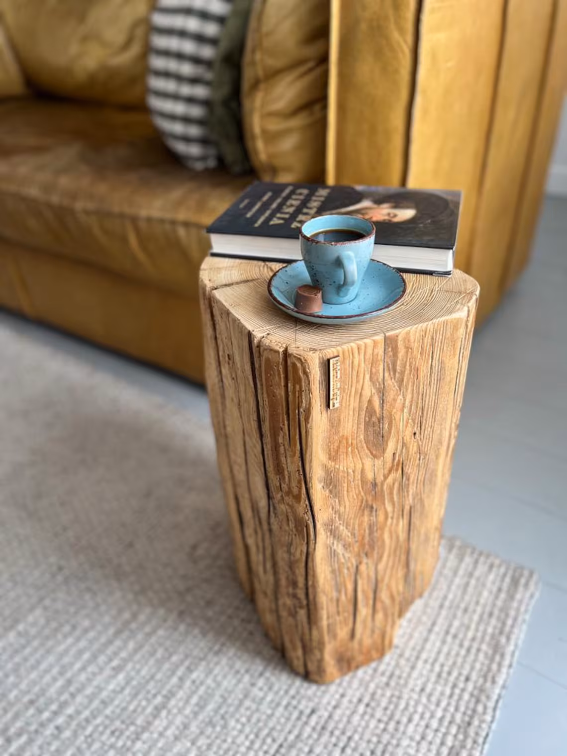 Mesa auxiliar tronco de madera vieja